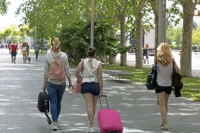 Tres jóvenes turistas por las calles de Valladolid.-JOSÉ C. CASTILLO/ PHOTOGENIC