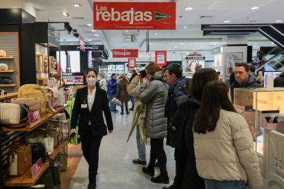 Clientes acuden a comprar en el primer día de las últimas rebajas de El Corte Inglés de la calle Constitución, que cerrará definitivamente sus puertas después de la campaña tras 49 años de andadura. J. M. LOSTAU