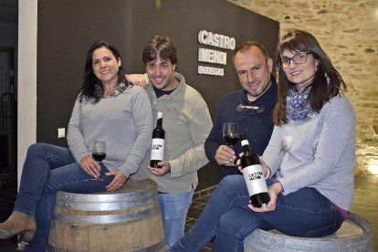 De izquierda a derecha Carmen, Domingo, David y Begoña en la entrada de Bodegas Castro Mendi en San Blás de Aliste.-