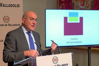 Carnero en la presentación junto al logotipo del Castillo, en la pantalla.-E. M.