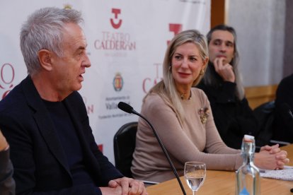 El actor Carlos Hipólito junto a la concejala de Educación y Cultura, Irene Carvajal, en la presentación del monólogo 'Burro' - E.M.