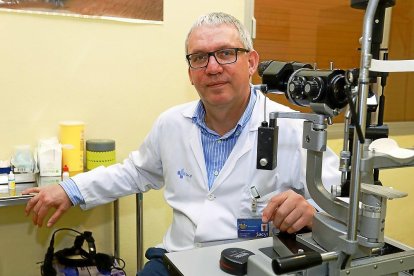 El especialista en oftalmología José María Herreras en las instalaciones del Hospital Clínico Universitario de Valladolid.-J. M. LOSTAU