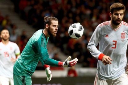 David de Gea y Gerard Pique, durante el partido amistoso España-Argentina.-MARISCAL