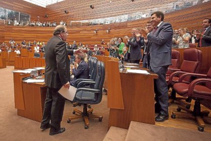 Los procuradores populares aplauden a Herrera tras su discurso.-Pablo Requejo