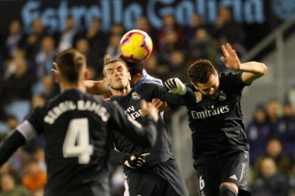 Nacho (d) salta a remtar un balón en el partido ante el Celta.-EFE