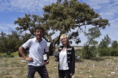 Irene y Miguel, con uno de sus vinos en el lugar en el que se encuentra el árbol de las zapatillas.-