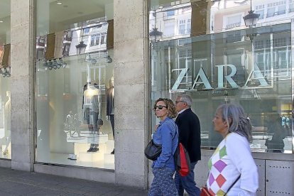 Tienda de Zara en la Calle Mayor de Palencia.-BRÁGIMO