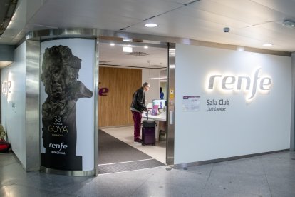 La Sala Club de la estación de Atocha decorada por la 38.ª edición de los Premios Goya en Valladolid - RENFE