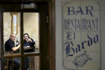 ÍNTIMO. Luis García Jambrina brinda con Fabián Escudero socio de la cooperativa El Bardo. /-ENRIQUE CARRASCAL