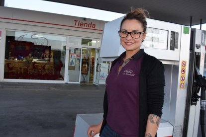 Beatriz Lucía Osorio, en el exterior de la estación de servicio de Castrillo de la Vega y, al fondo, su café-restaurante Aceques, que forma parte del complejo.-ARGICOMUNICACIÓN