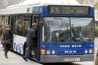 Los viajeros suben en una parada de autobús de la línea que comunica Las Delicias con La Victoria y Parquesol.-E.M.