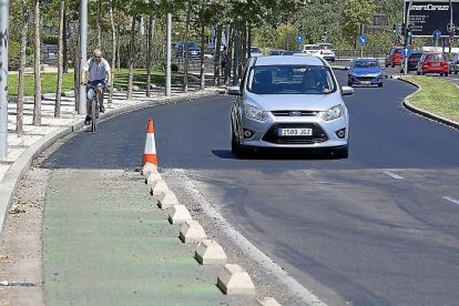 Ciclista por el carril bici de la Avenida de Salamanca.-E.M.