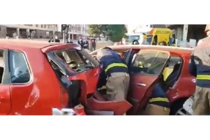 Bomberos de Valladolid intervienen en el accidente entre dos turismos en Valladolid. - POLICÍA MUNICIPAL DE VALLADOLID