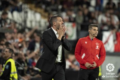 Pezzolano gesticula en el área técnica de Vallecas. / LALIGA