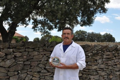 Pedro Delgado con su queso en la granja de Monleras.-H.M.