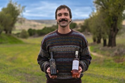 Luis Rodríguez, con sus vinos Decorus Tinto y Rosado.