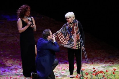 La actriz vallisoletana Concha Velasco tras recoger emocionada el Max de Honor, ayer en el teatro Calderón junto a Fernando Cayo y Pilar Jurado.-J. M. LOSTAU