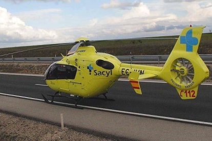 Uno de los helicópteros medicalizados de SACYL en una imagen de archivo. -E. M.