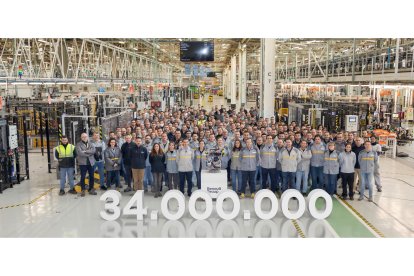 Los trabajadores de Motores de Valladolid, con el motor 34 millones de la factoría.-E. M.