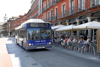 Un autobús urbano cruza la plaza Mayor.-J.M. LOSTAU