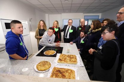 Los consejeros Alicia García, Pilar del Olmo y Fernando Rey en la visita al Centro de Educación Especial número 1.-MIRIAM CHACÓN