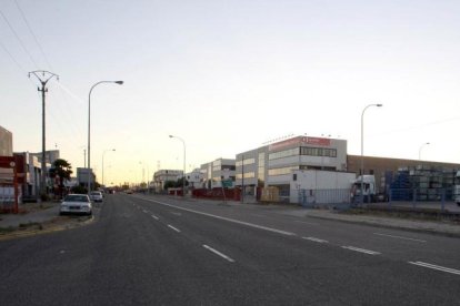 Una de las calles del polígono San Cristóbal. -E.M.