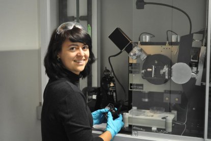 La investigadora leonesa Raquel Fiz explora nanomateriales en Alemania.-EL MUNDO