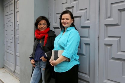 La directora de ‘Los pájaros cantan en Kigali’, Joanna Kos-Krauze (I), y la actriz Jowita Budnik (D), en Valladolid.-ICAL