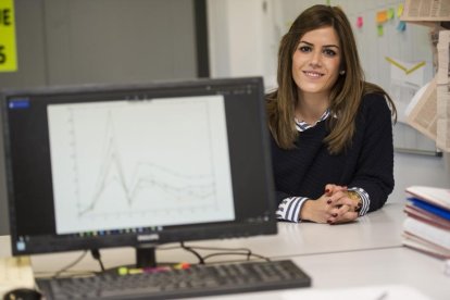 Mónica Cámara, ingeniera informática del Área de Electrónica e Inteligencia Artificial del ITCL en Burgos, posa junto a uno de los gráficos de este proyecto.-ISRAEL L. MURILLO