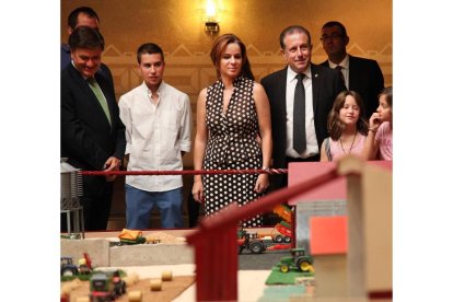 La consejera de Agricultura y Ganadería, Silvia Clemente, asiste a la inauguración de la exposición de la maqueta 'Campos de cultivo y oficios de la provincia', junto con el presidente de la Diputación, Francisco Vázquez (I)-Ical