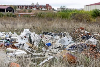 Escombros de obra y diverso material arrojado a las afueras del municipio de Cigales.-Miguel Ángel Santos