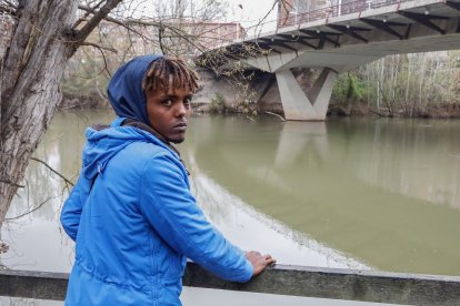 Sied Muhamed en la orilla del río junto al puente del Condesa Eylo. / LOSTAU