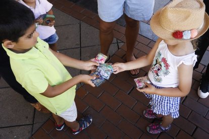 Dos niños intercambian cromos en Plaza España, Valladolid.- J. M. LOSTAU