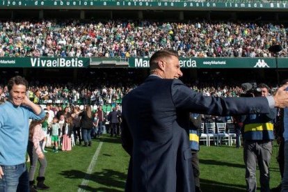 El capitán bético Joaquín sonríe ante miles de aficionados que acudieron al Villamarín para el acto de su renovación-EFE