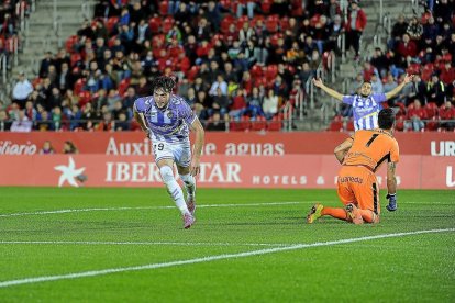 Jose corre a celebrar su gol que supuso el 0-1 frente al Mallorca en el Iberostar Estadi, con Santamaría en el suelo y Jordán, autor del pase, al fondo.-ARABA PRESS