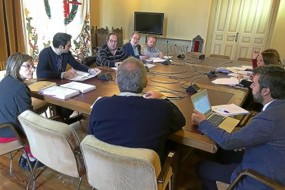 Saravia, al fondo, se dirige al portavoz del PP, José Antonio Martínez Bermejo, de espaldas.-E. M.