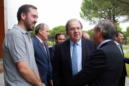 El presidente de la Junta de Castilla y León, Juan Vicente Herrera, visita la compañía Aciturri. Junto a él, el presidente del grupo Aciturri, Ginés Clemente-Ical