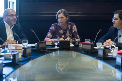 Carme Forcadell, durante una reunión de la Mesa del Parlament.-JORDI COTRINA