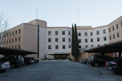 FACHADA DE LA RESIDENCIA TERCERA EDAD PARQUESOL. HORIZONTAL