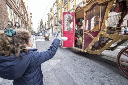 Una niña saluda al Rey Baltasar durante la Cabalgata celebrada el pasado día 5 en Valladolid. / PABLO REQUEJO