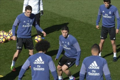 James, en el centro de un rondo junto con Kovacic, Marcelo, Casemiro y Enzo Zidane.-EFE / F. VILLAR