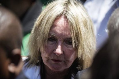 June Steenkamp, madre de Reeva, abandona el tribunal tras conocer la condena de cárcel a Pistorius, el 21 de octubre en Pretoria.-