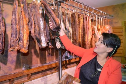 Elaboran cecina de vaca y a veces también de cabra, «con unas 60 piezas» al año pocas, ya que  tiene un sabor muy exclusivo».-E.M.