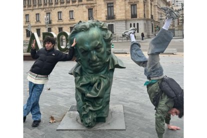 Los Javis, con el Goya en la plaza Zorrila de Valladolid.-INSTAGRAM. SUMACONTET