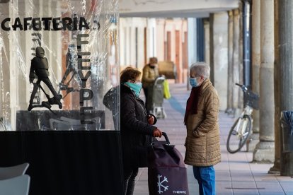Dos vecinas conversan en una de las calles de Villalón. / J. M. LOSTAU