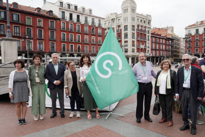 Artemio Domínguez, tercero por la izquierda, nuevo representante autonómico de la Asociación Española Contra el Cáncer en Castilla y León. ICAL