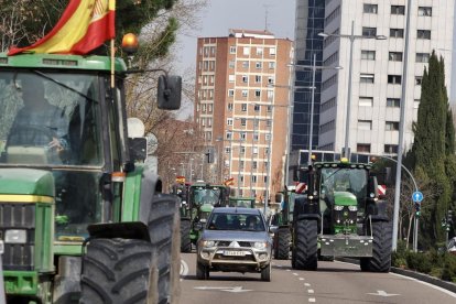 Tractorada en Valladolid en dirección a la sede de la Consejería de Agricultura. -PHOTOGENIC