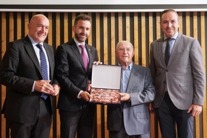 El Consejero de la Presidencia , Jesús Julio Carnero, asiste a la entrega del Premio Fundación UEMC al bodeguero Jesús Yllera  por 'tod una vida dedicada al vino'.  - ICAL