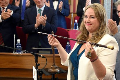 La alcaldesa de Burgos, Cristina Ayala, el pasado 17 de julio, con el bastón de mando en el Pleno de constitución del Ayuntamiento. ICAL