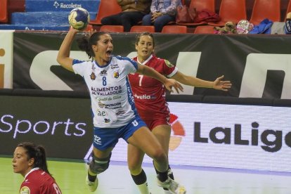 Bea Puertas lanza con fuerza durante el choque ante el Alcobendas.-MIGUEL ÁNGEL SANTOS